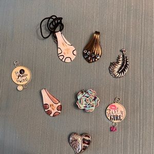 Lot of 8 pendants.